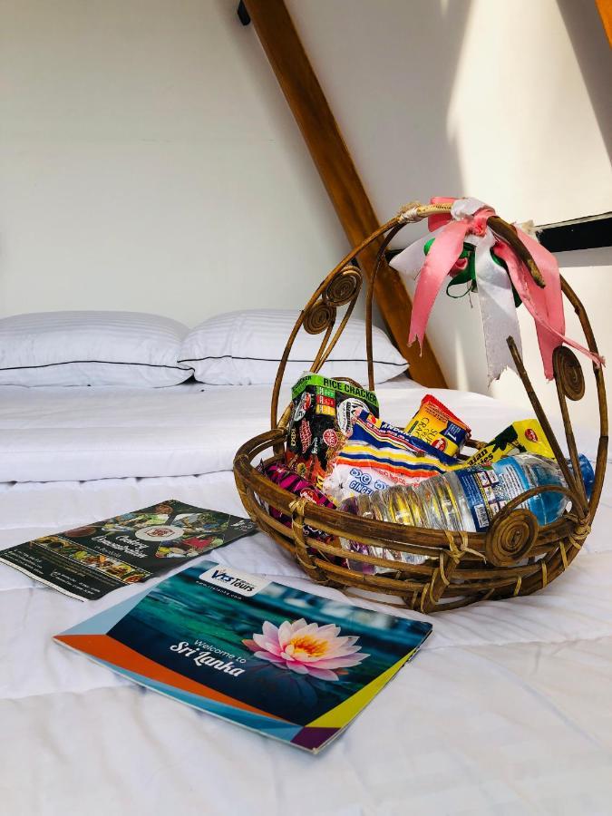 The We2 "Wildwood Elegance Escape" Bed and Breakfast Induruwa Buitenkant foto